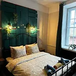 For Big Group - 6 Bedrooms & 2 Same House タリン