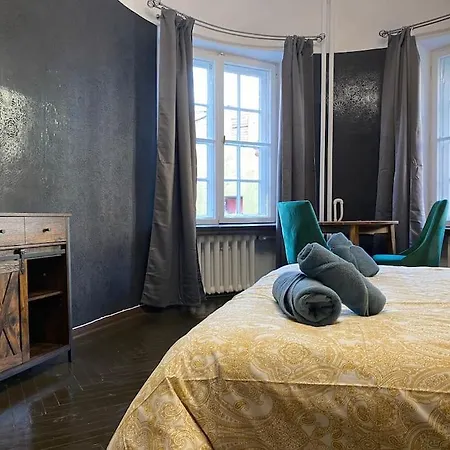 Apartment For Big Group - 6 Bedrooms & 2 Same House *